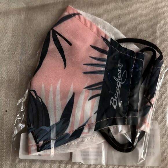 Beaches Resorts face masks set of 4 - 3 youth and 1 adult NWT - Picture 4 of 9